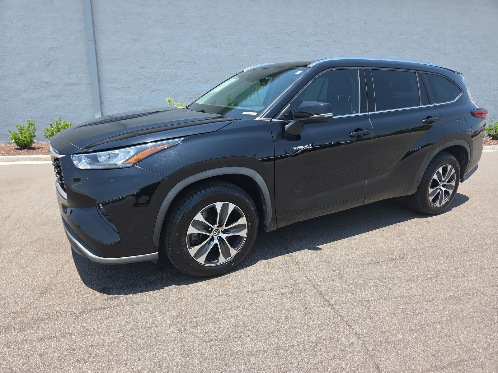 Used 2020 Midnight Black Metallic Toyota XLE image 1