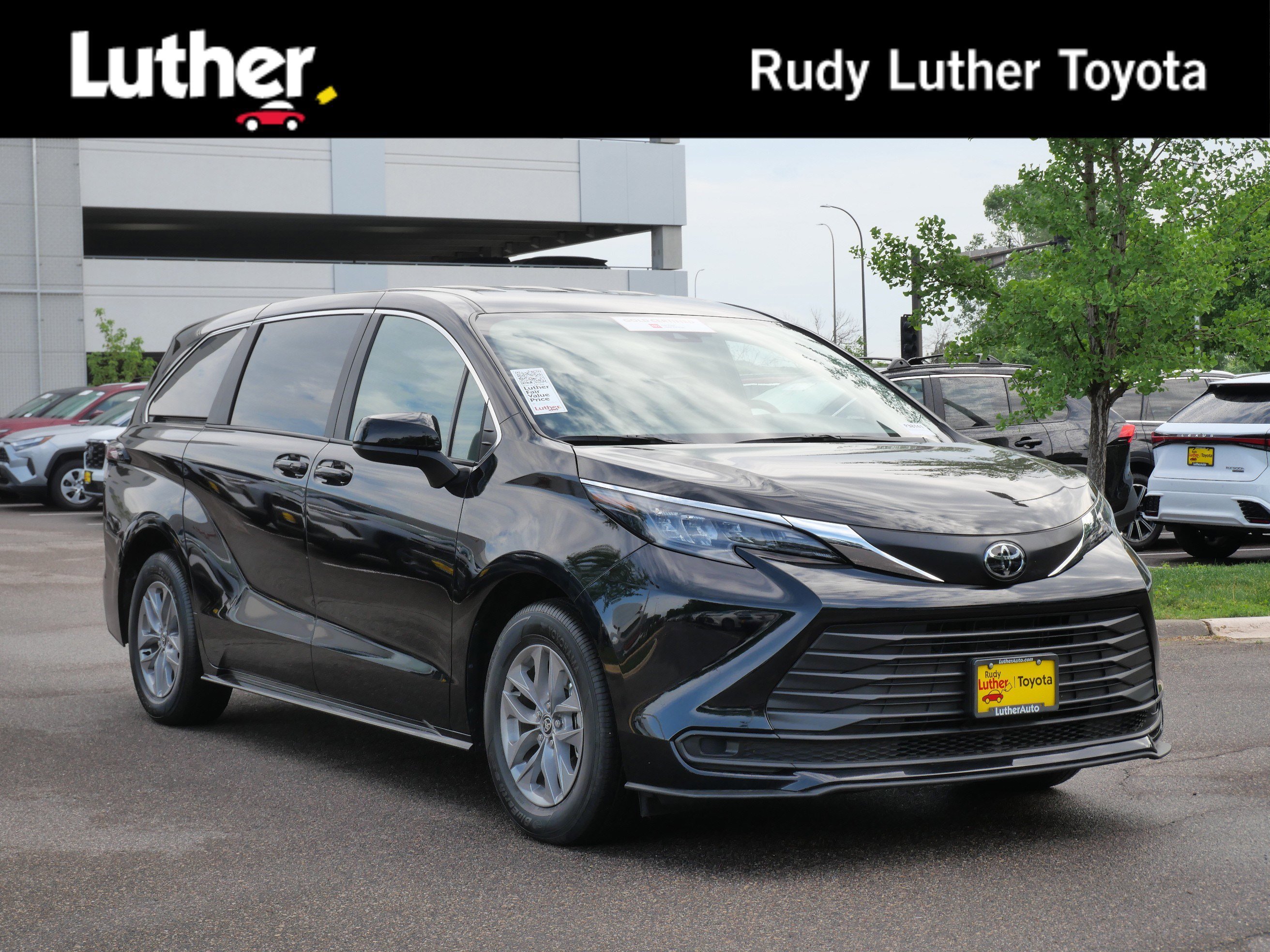 2026 Toyota Sienna LE 8-Passenger Hybrid FWD's photo