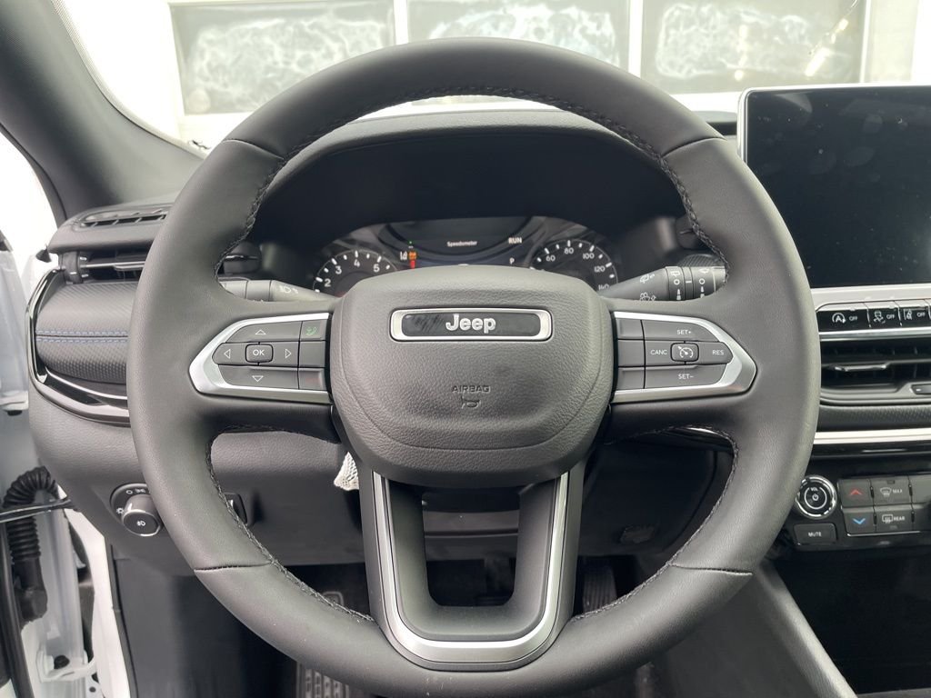 New 2026 Bright White Clear-Coat Exterior Paint Jeep Latitude image 2