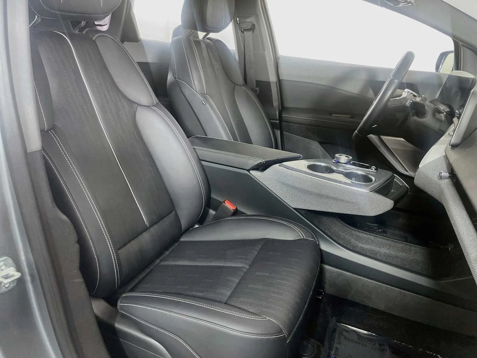 Used 2025 Argent Silver Metallic Cadillac Sport image 27