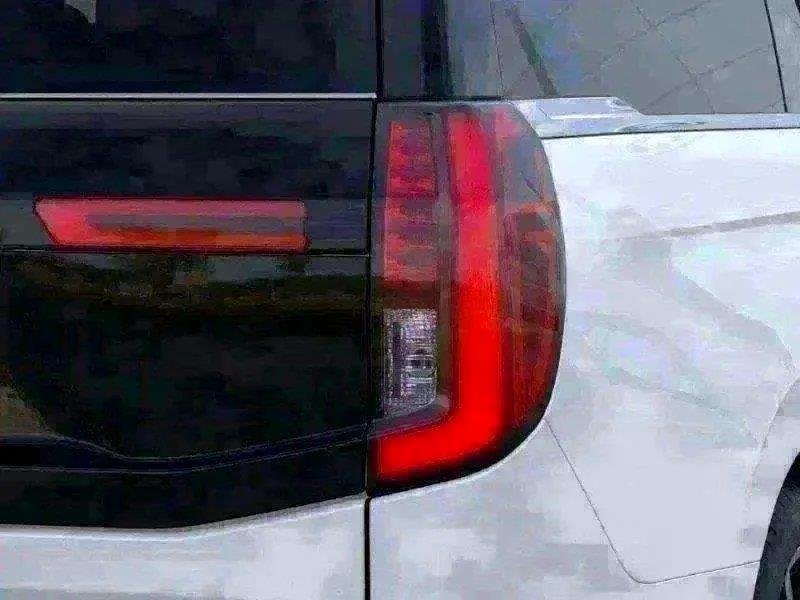 New 2025 Star White Ford Platinum image 32