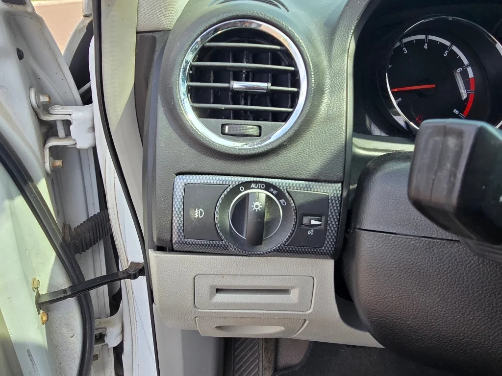 Used 2008 Polar White Saturn XR image 20