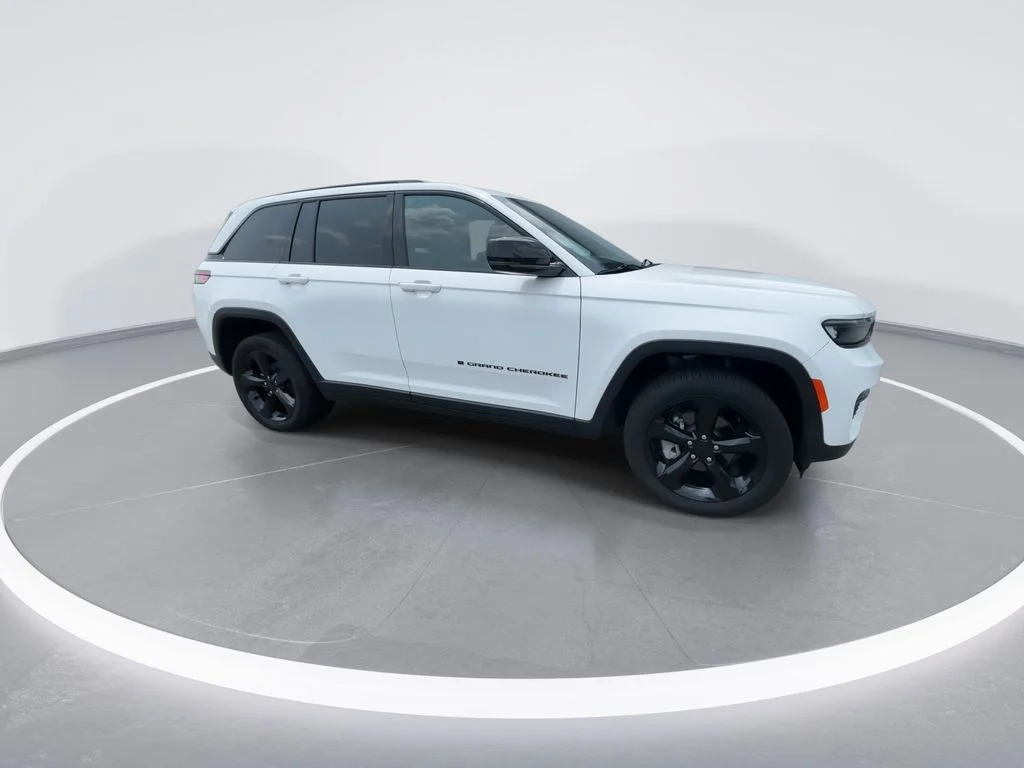 Used 2025 White Jeep Limited image 2