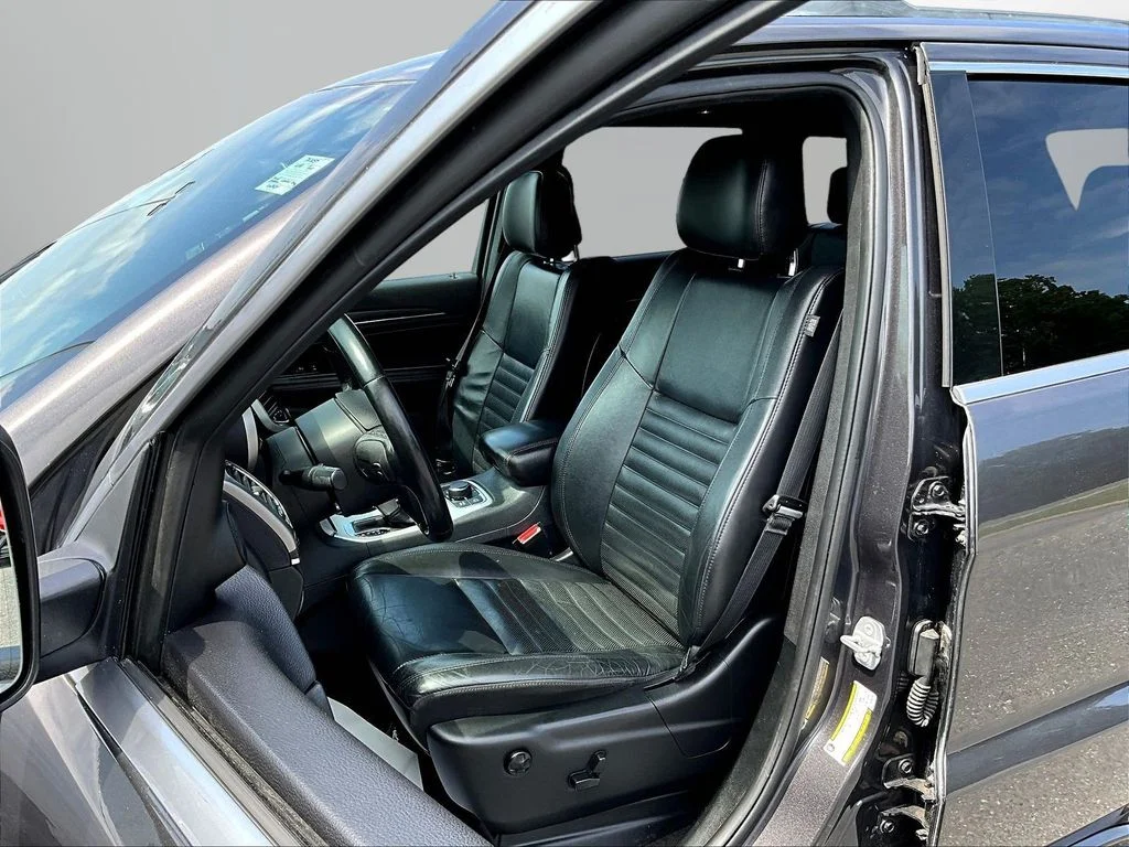 Used 2018 Crystal Metallic Jeep Limited image 24