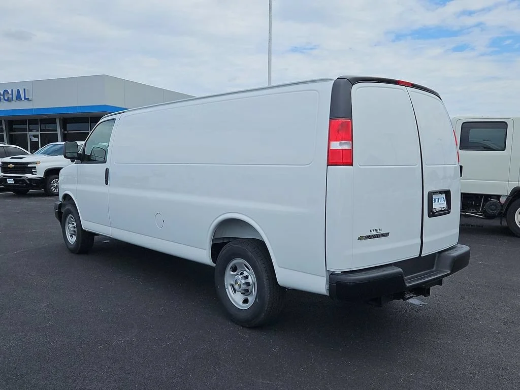 New 2026 Summit White Chevrolet WT image 16