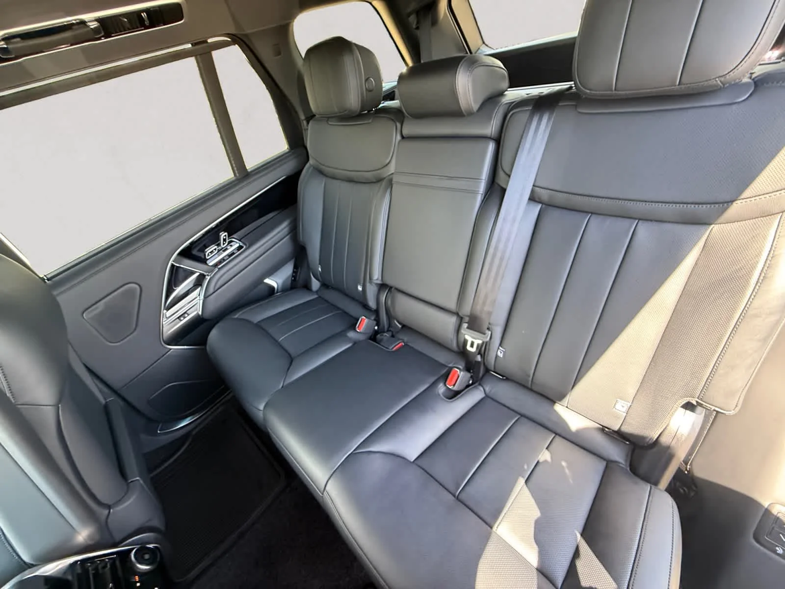 New 2026 Santorini Black Land Rover P530 LWB 7 Seat image 13