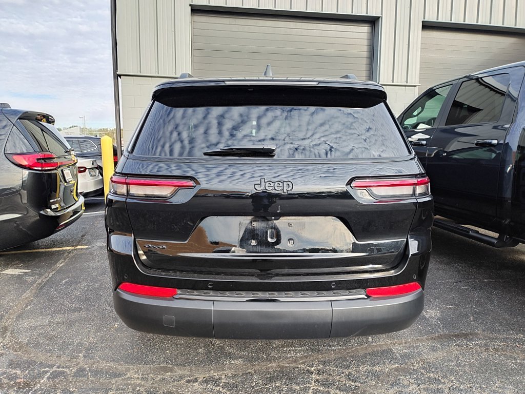 Used 2025 Black Jeep Altitude X image 6