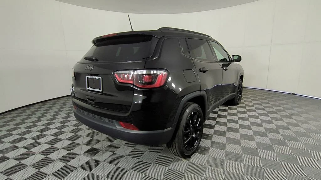 New 2026 Diamond Black Crystal Pearl-Coat Exterior Paint Jeep Latitude Altitude image 4