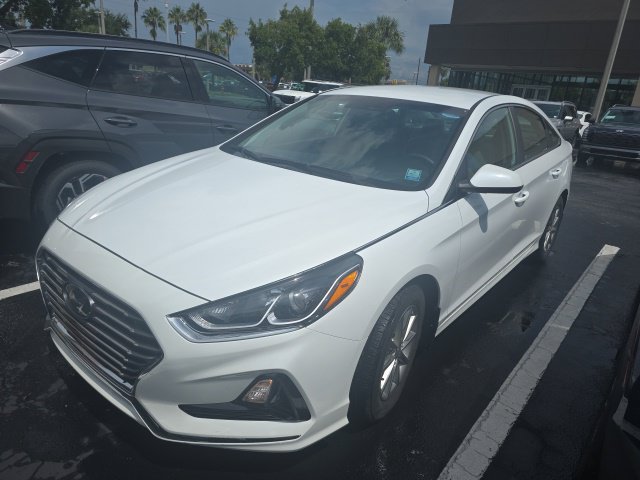 Used 2018 Quartz White Pearl Hyundai SE image 1