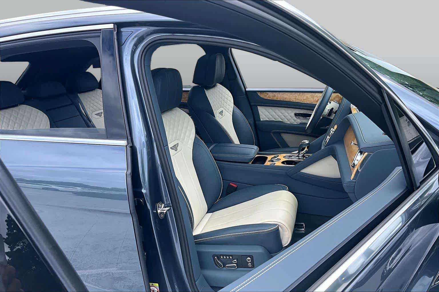 Used 2022 Black Sapphire Metallic Bentley V8 image 9