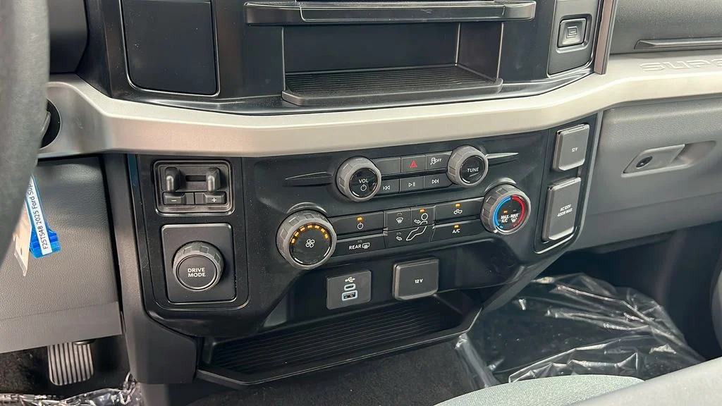 2025 Ford F-350 Super Duty Chassis Cab XLT - Photo 16