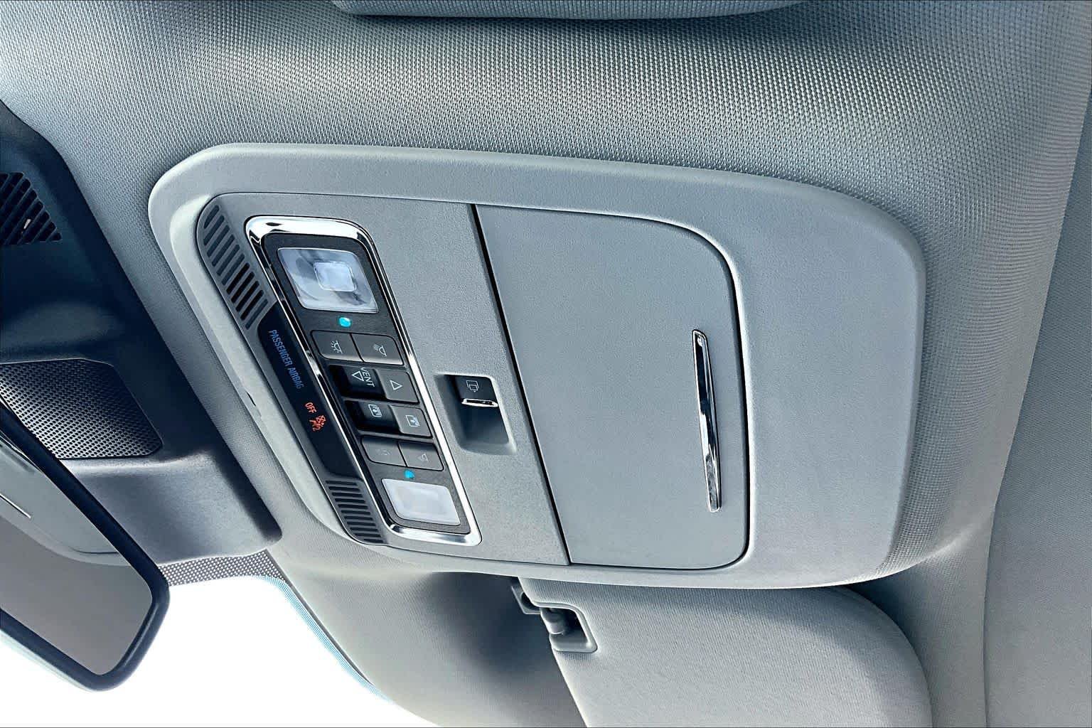 Used 2024 Iconic Silver Metallic Ford LARIAT image 32