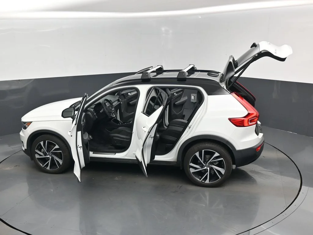 Used 2022 White Volvo R-Design image 17