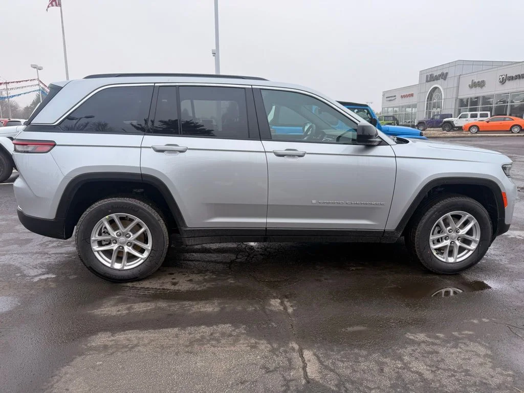 New 2026 Silver Zynith Exterior Paint Jeep Laredo X image 2