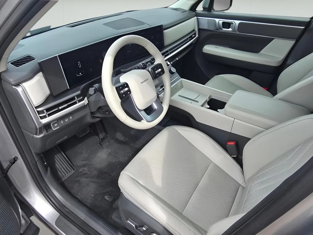 Used 2025 Shimmering Silver Hyundai SEL image 17