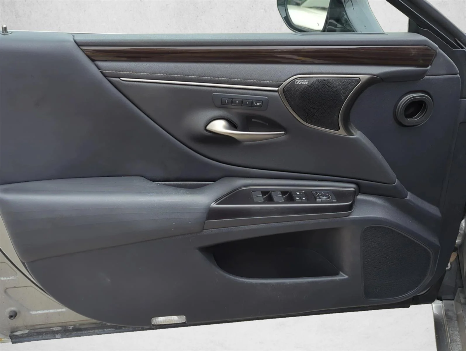 Used 2019 Atomic Silver Lexus ES 300h Luxury image 10