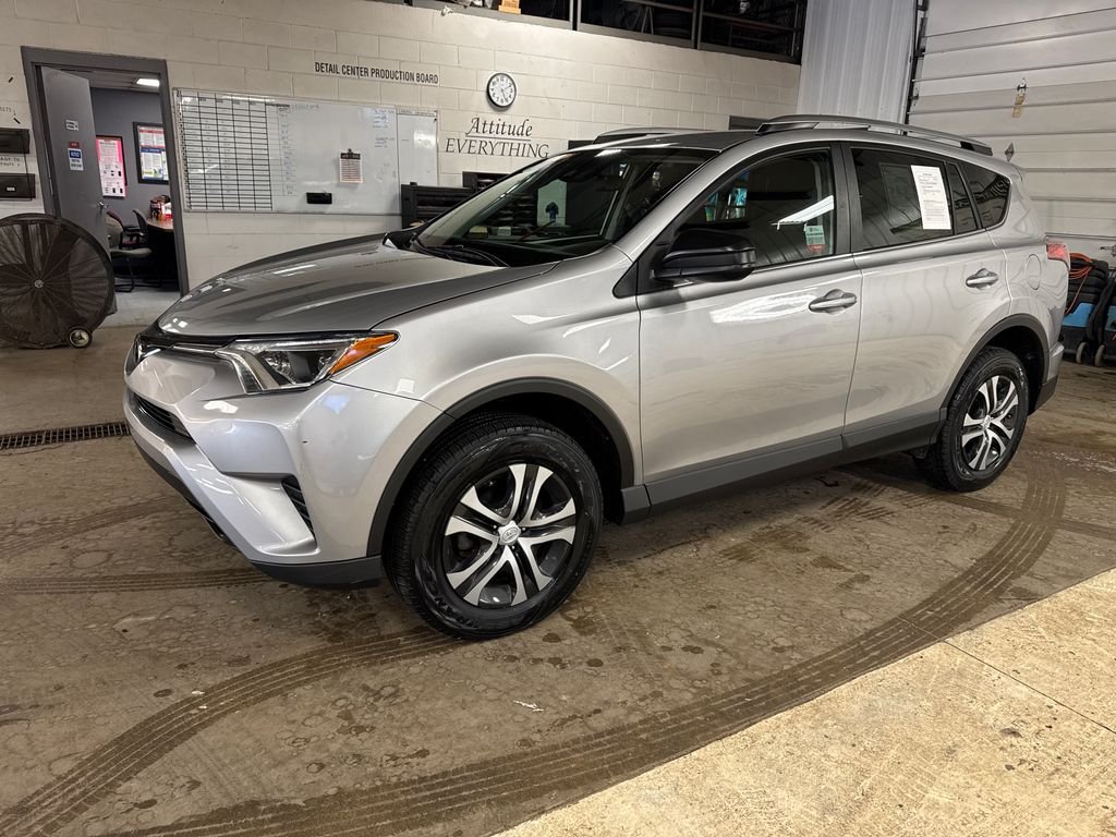 2018 Toyota RAV4 LE's photo