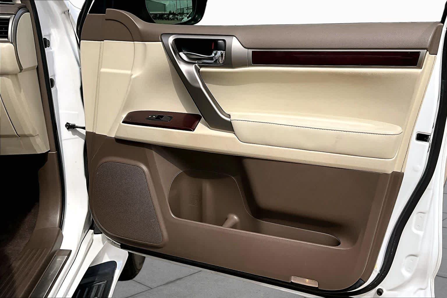 Used 2018 Starfire Pearl Lexus Luxury image 23