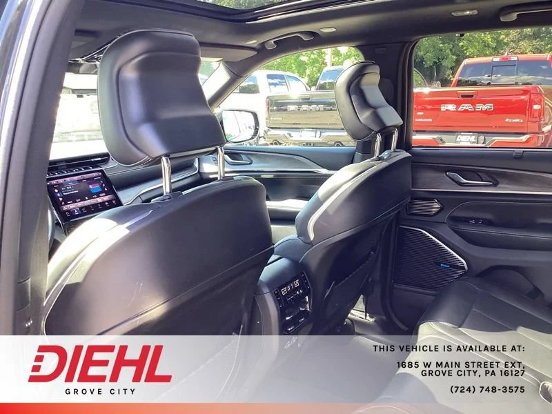 Used 2023  Jeep Overland image 16
