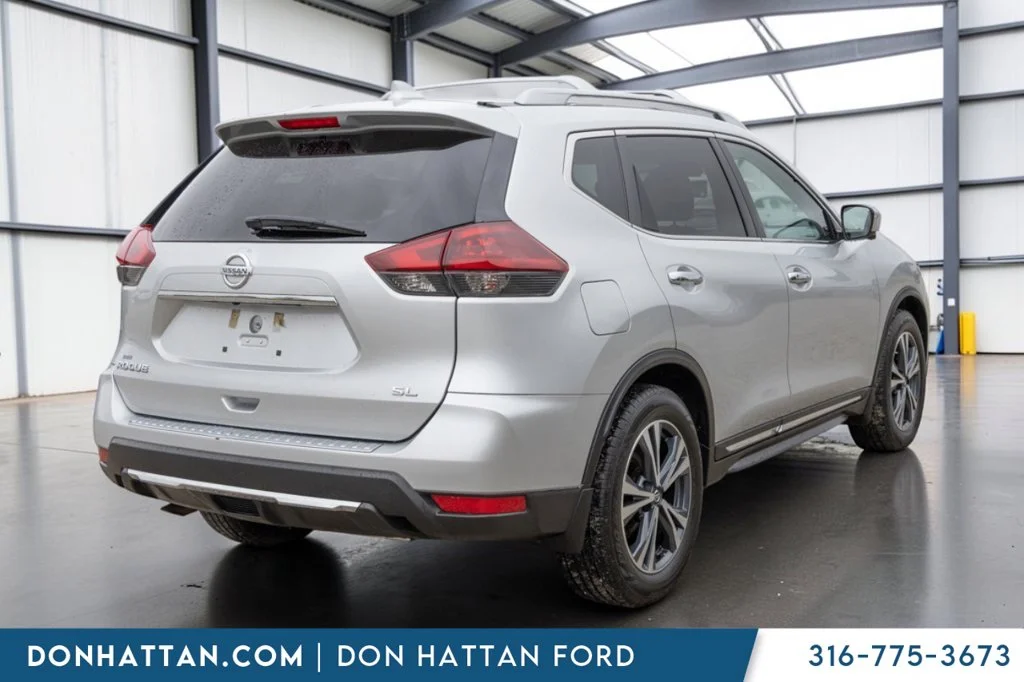 Used 2018 Silver Nissan SL image 27
