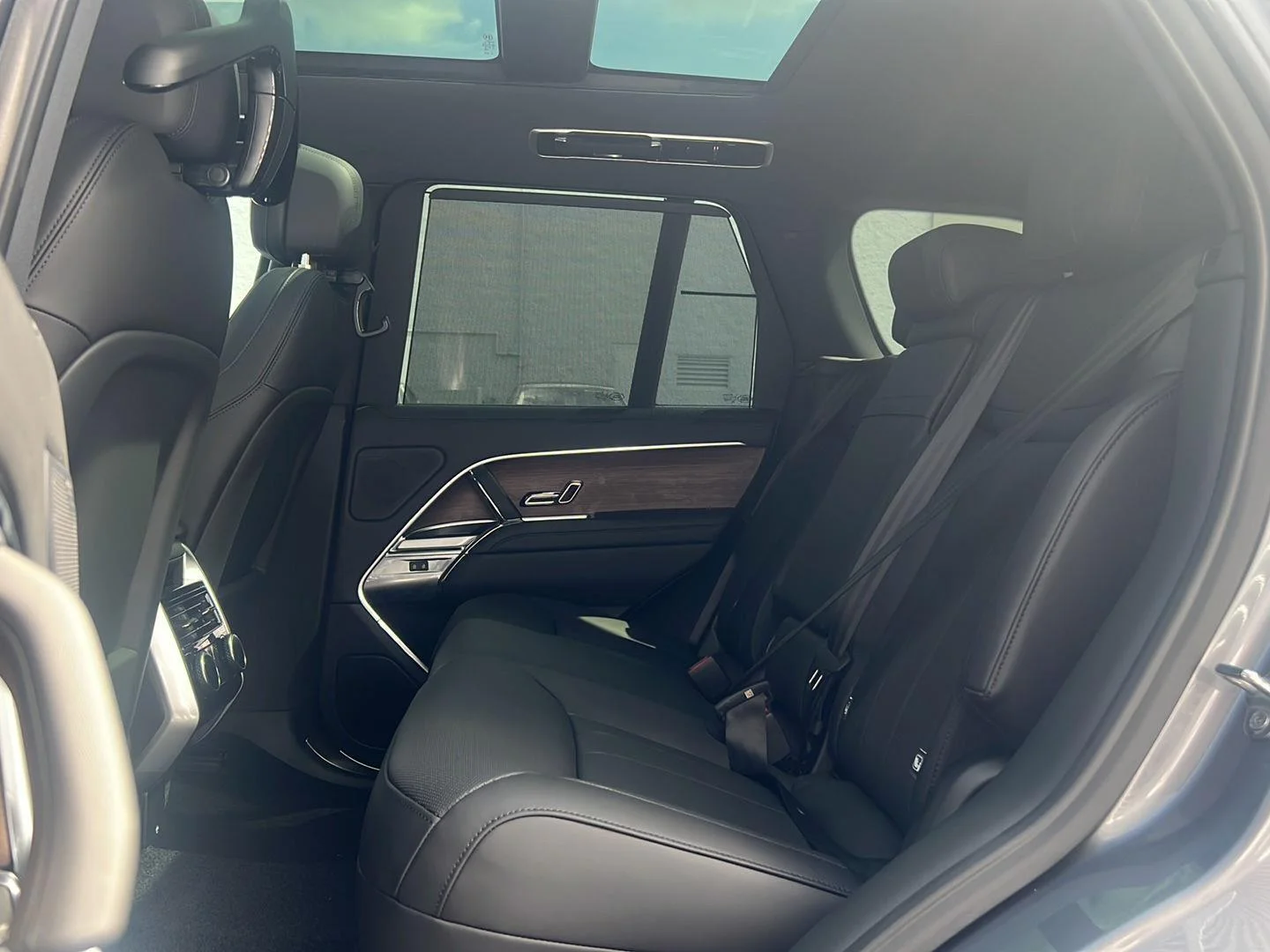 New 2026 Eiger Grey Metallic Land Rover SE image 27