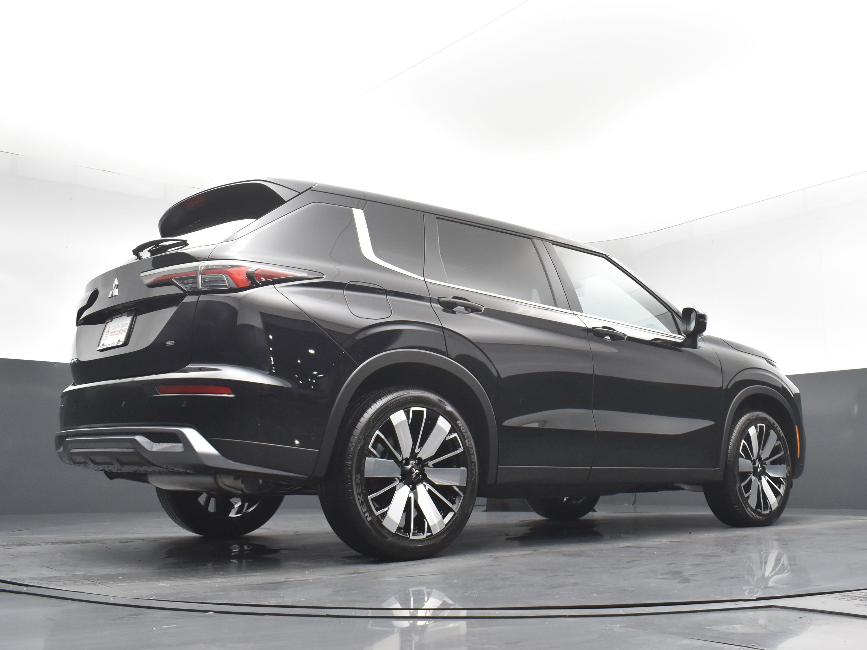 New 2026 Black Diamond Mitsubishi LE image 26