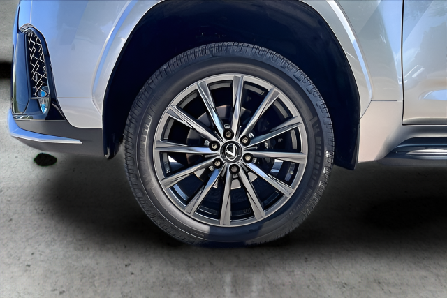 Used 2023 Silver Lexus 600 F SPORT image 35