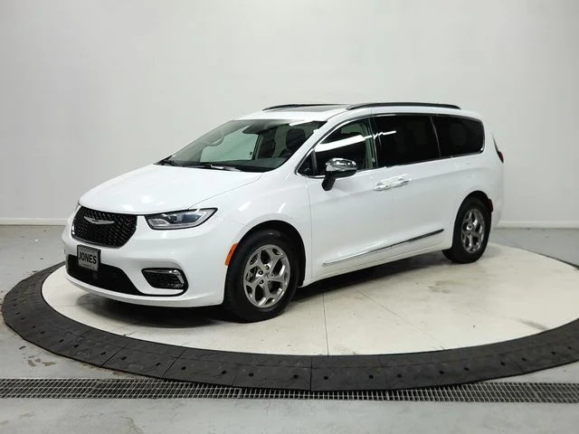 Used 2023 White Chrysler Limited image 4