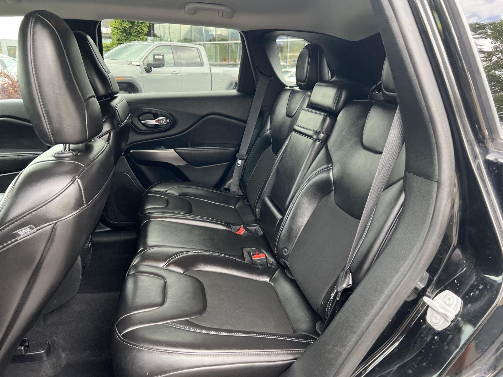 Used 2019 Diamond Black Crystal Pearlcoat Jeep Latitude Plus image 26