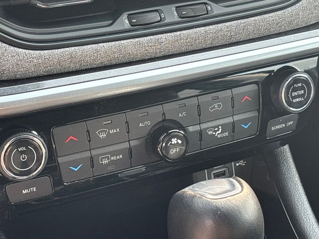 Used 2022 Black Jeep Latitude image 34