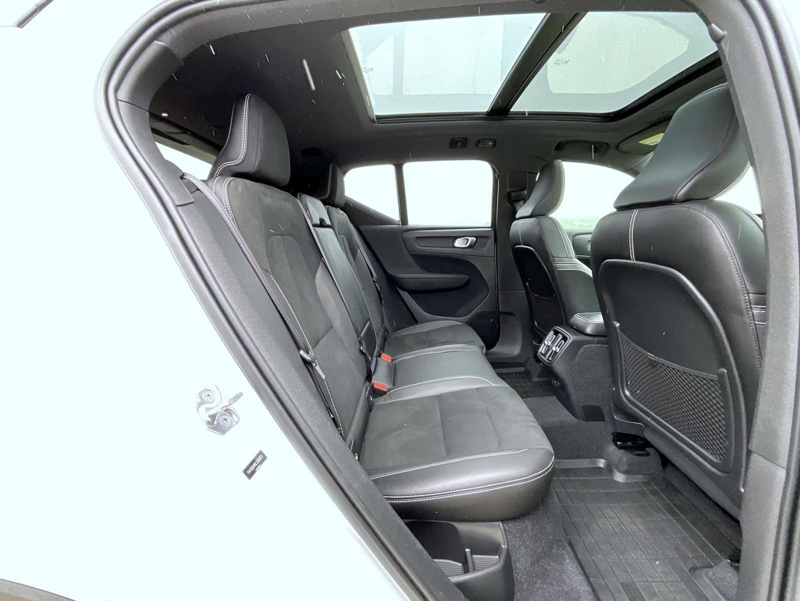 Used 2020 White Volvo R-Design image 19