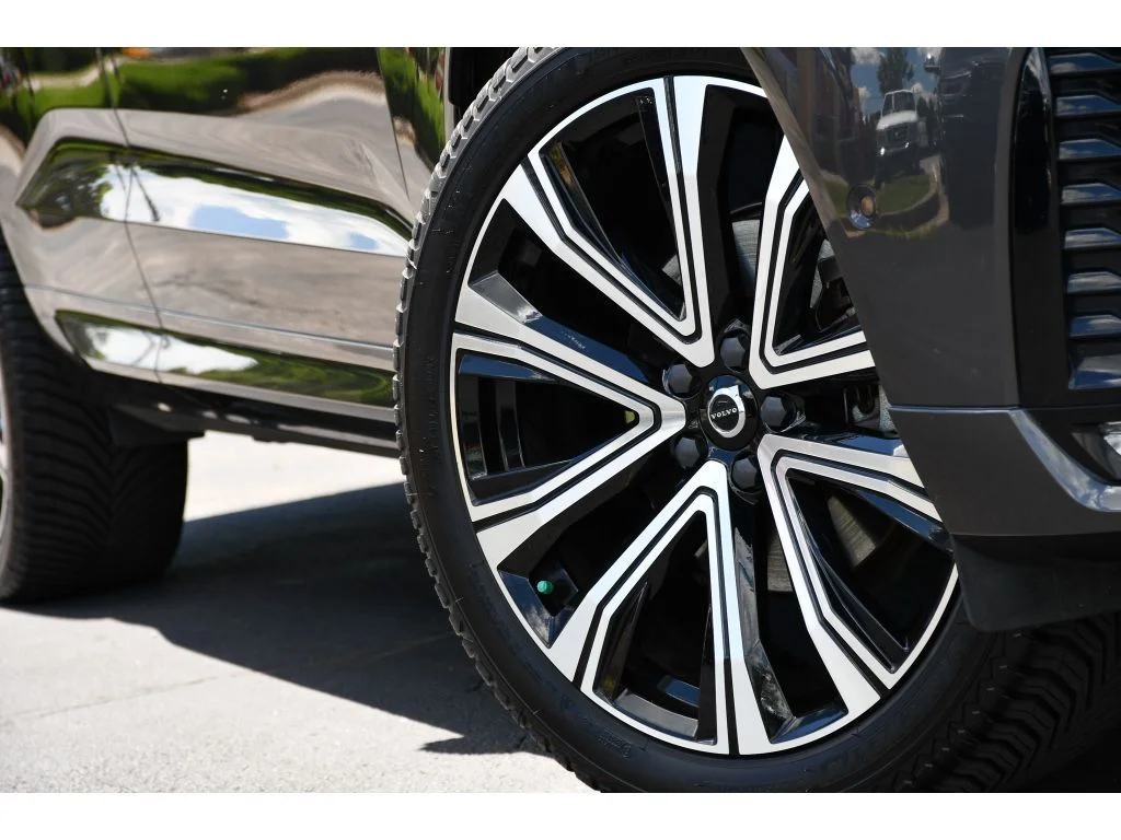 Used 2022 Platinum Grey Metallic Volvo R-Design image 11