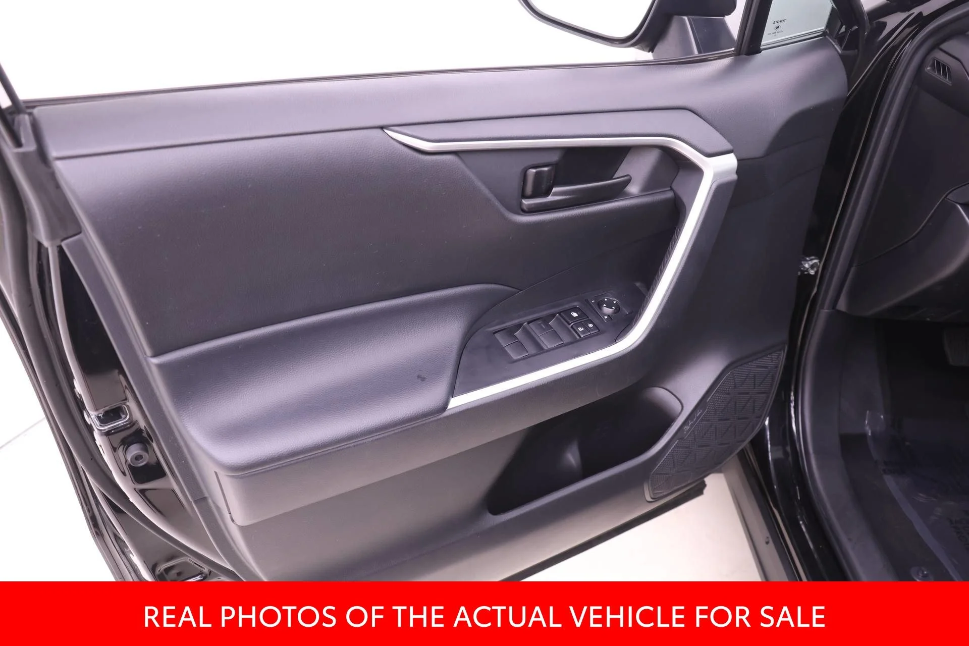 2024 Toyota RAV4 LE - Photo 9