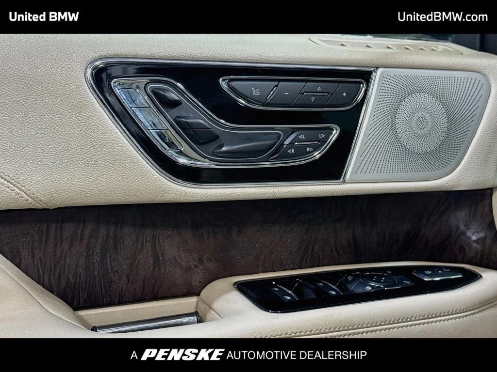 Used 2019 White Platinum Clearcoat Metallic Lincoln Reserve image 10