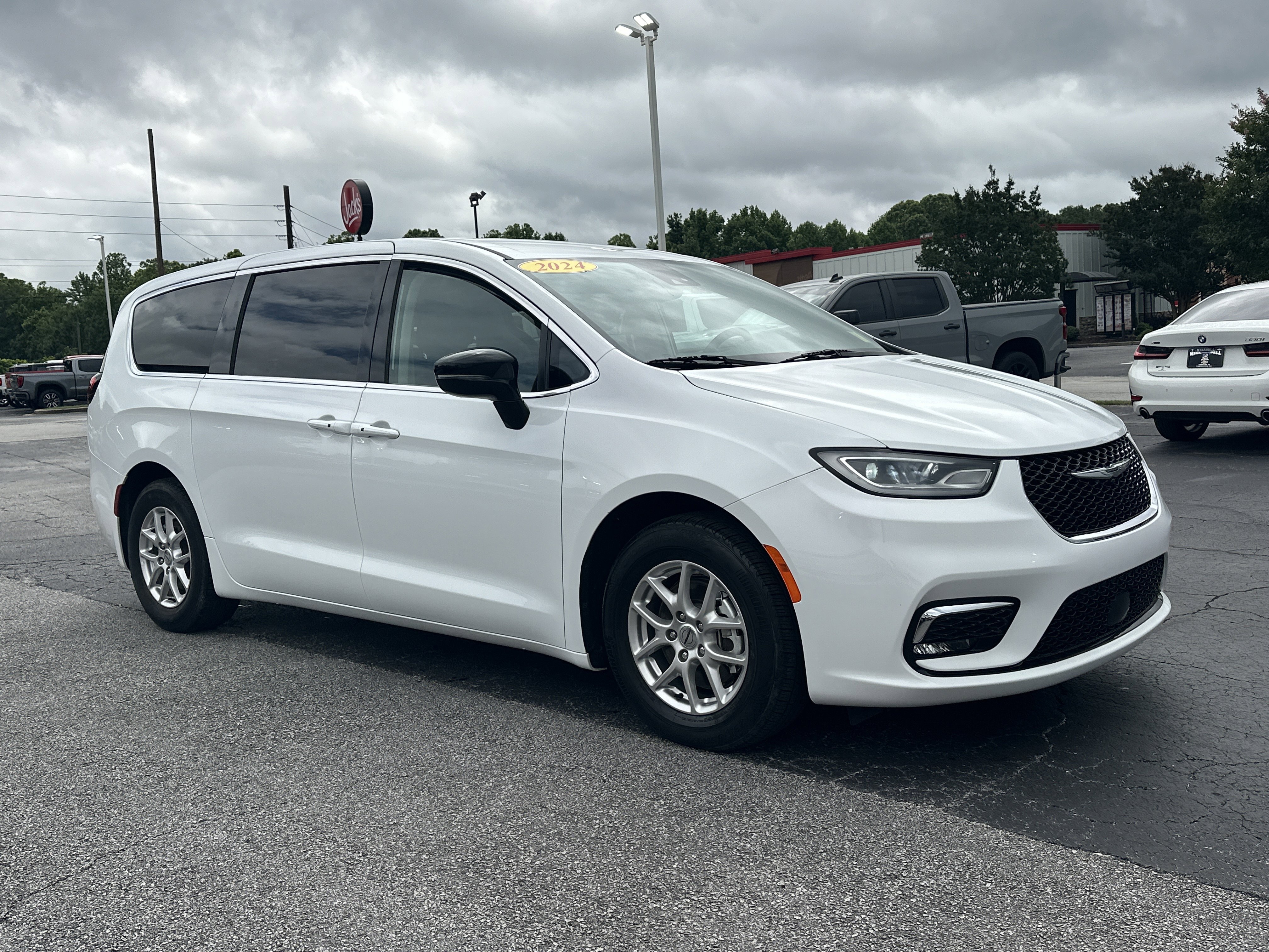2024 Chrysler Pacifica Touring L's photo