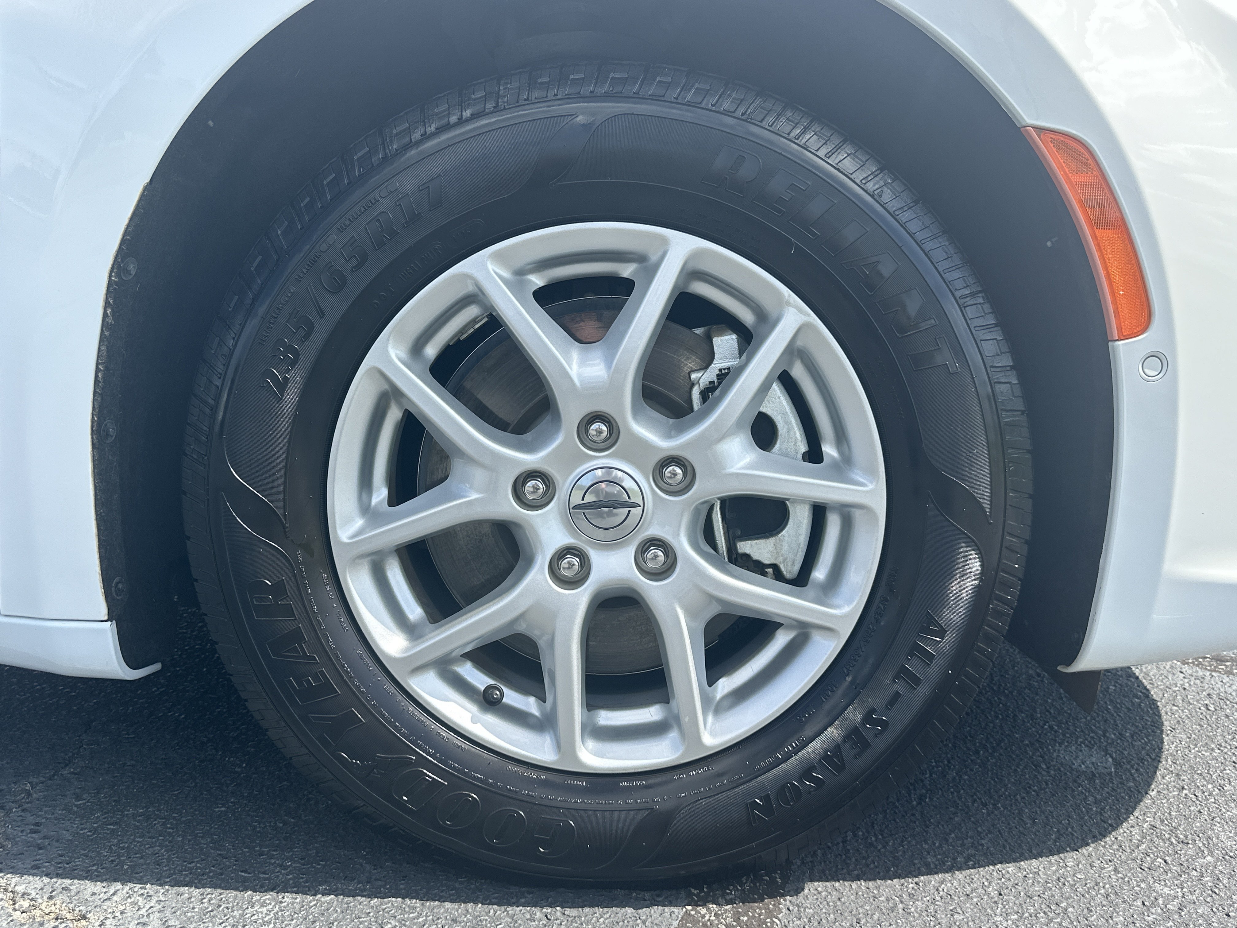 Used 2022 Bright White Clearcoat Chrysler Touring L image 13