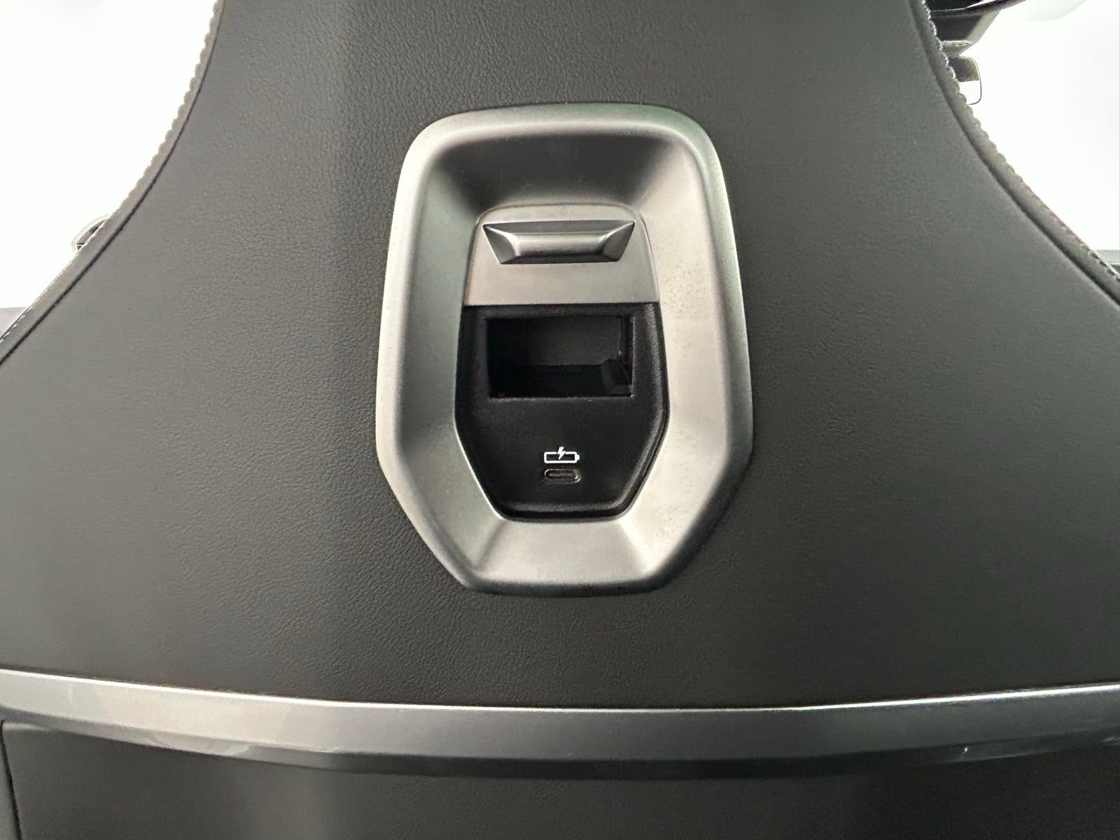 New 2026 Mineral White Metallic BMW 750e xDrive image 34