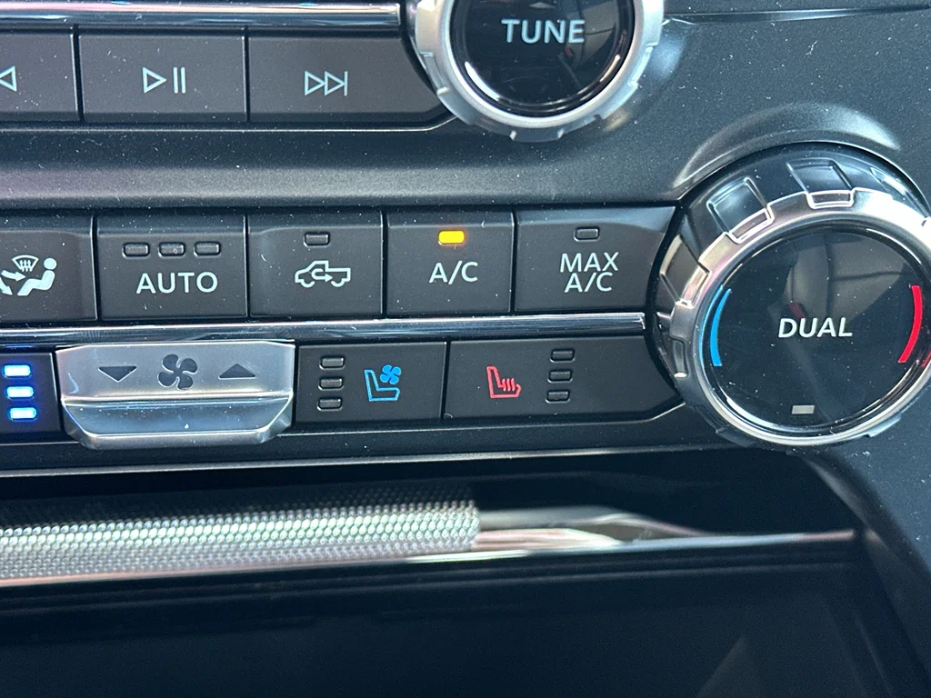 New 2026 Agate Black Metallic Ford Lariat® image 27