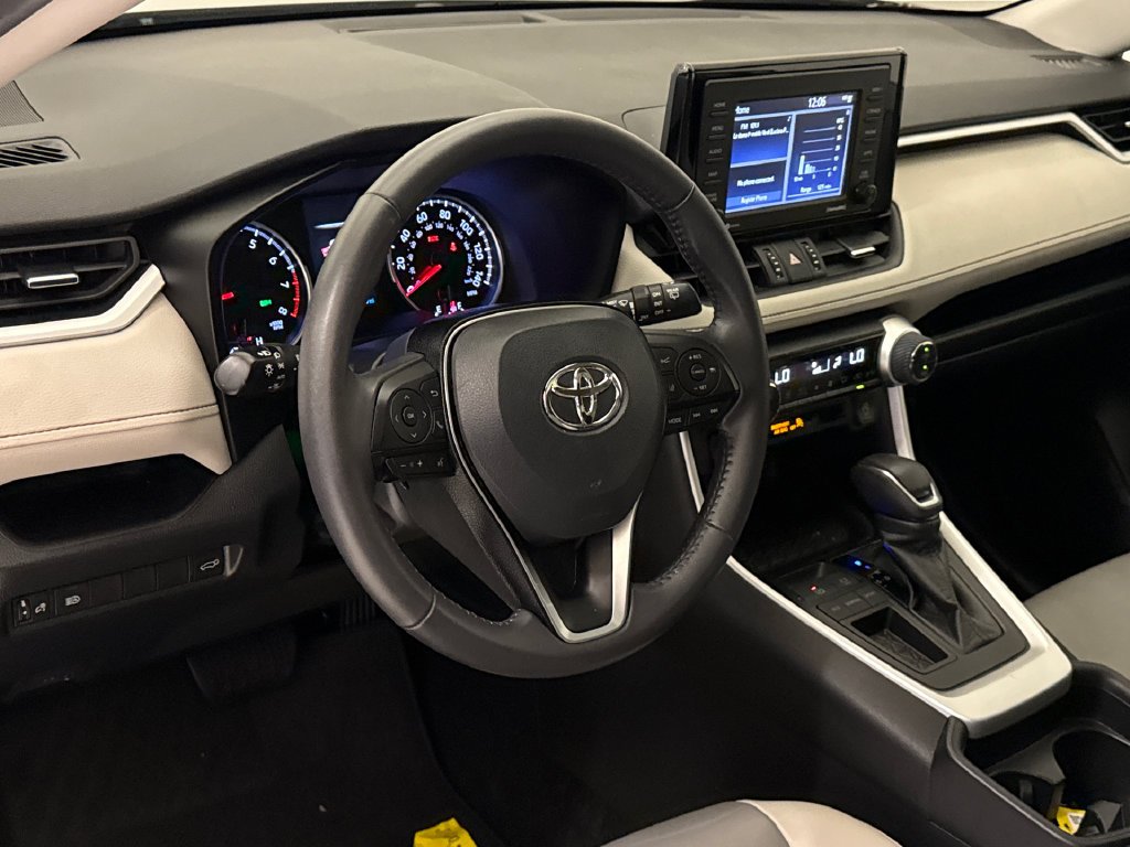 Used 2020 Silver Sky Metallic Toyota XLE Premium image 20
