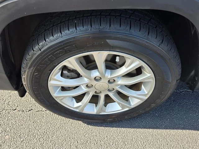 Used 2019 Silver Jeep Latitude image 17