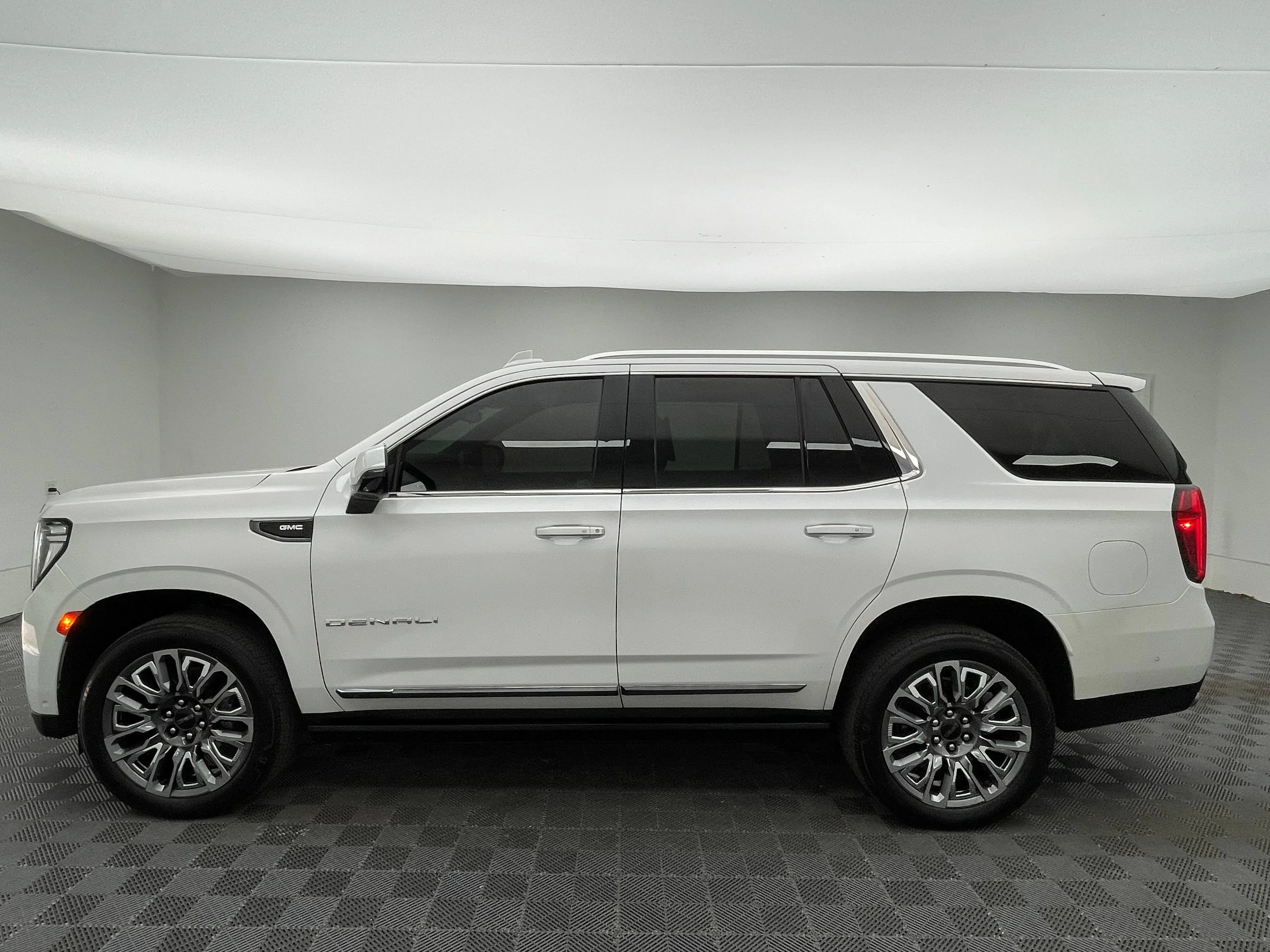 Used 2024 White Frost Tricoat GMC Denali Ultimate image 18