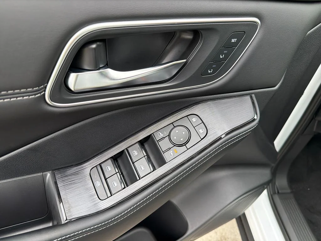New 2026 Everest White Pearl TriCoat / Super Black Two-tone Nissan Platinum image 18