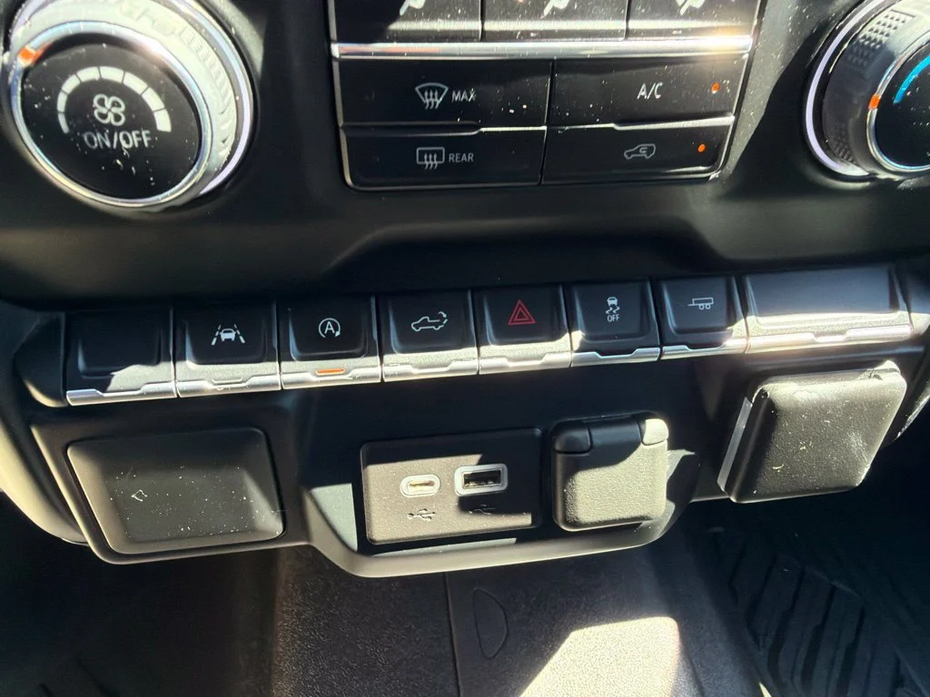 Used 2022 BLACK Chevrolet Custom image 23