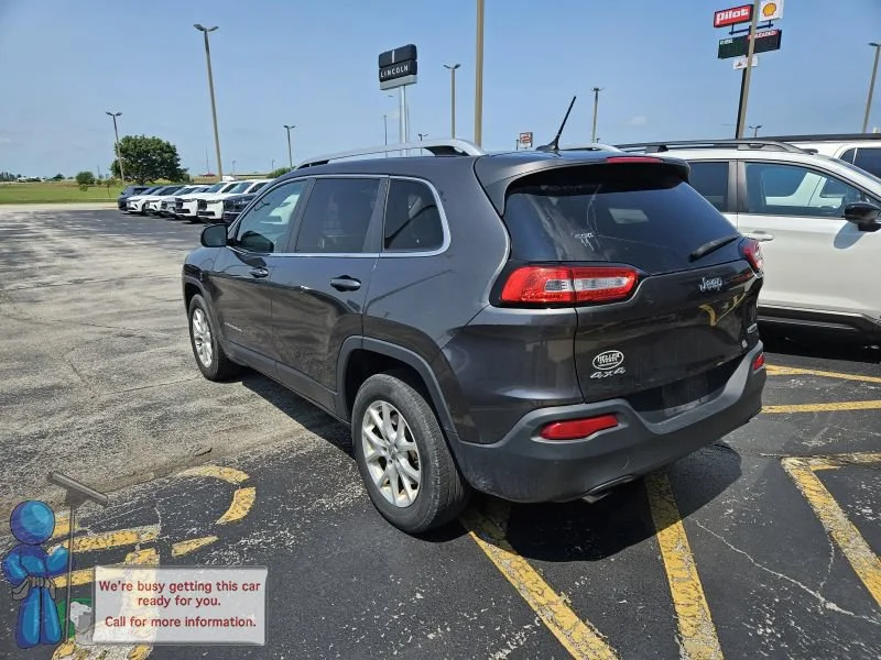 Used 2014 Granite Crystal Metallic Clearcoat Jeep Latitude image 3
