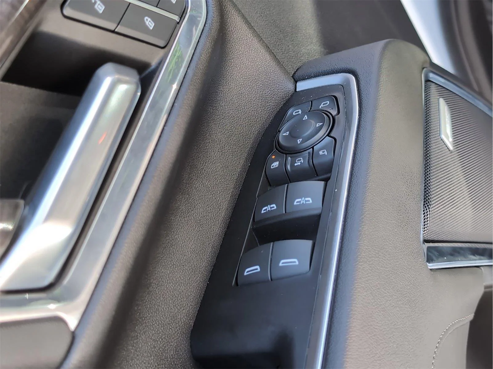 Used 2024 Summit White Chevrolet LTZ image 18
