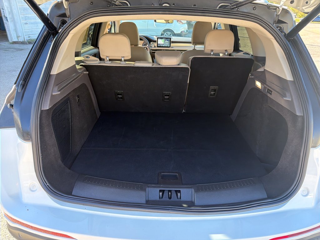 Used 2022 White Lincoln Standard image 9