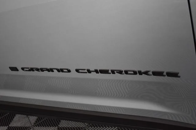 New 2026 Silver Zynith Exterior Paint Jeep Laredo Altitude image 13