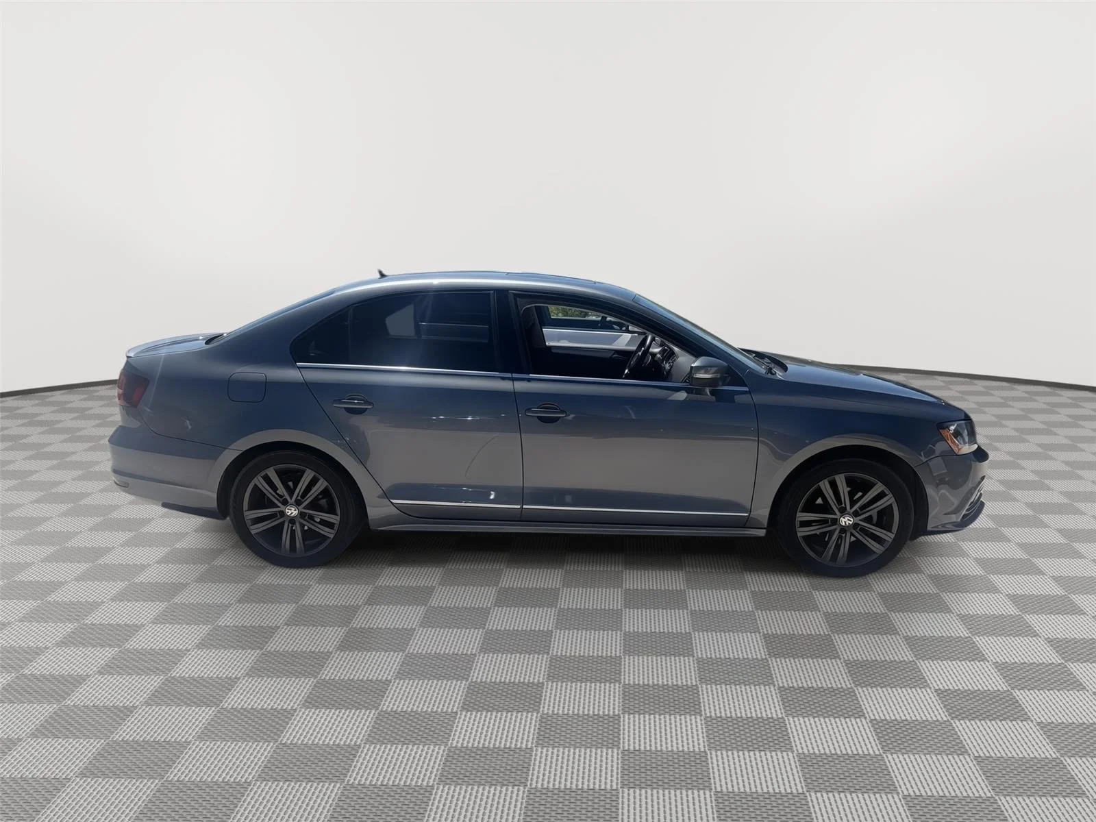 Used 2018 GRAY VOLKSWAGEN SEL image 2