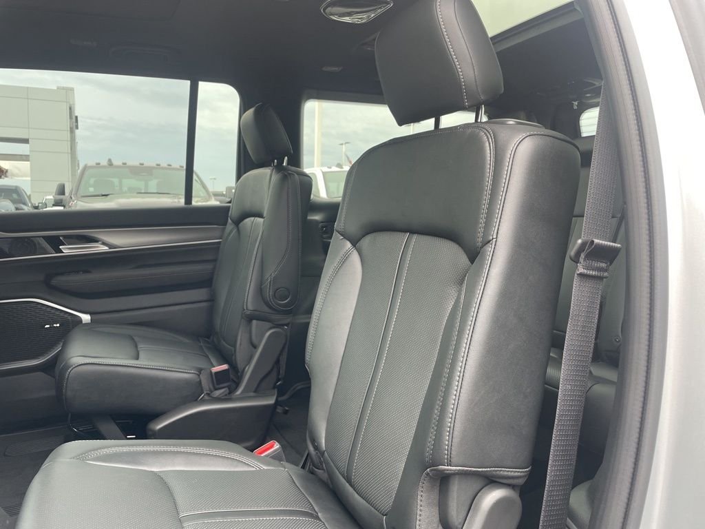 New 2026 Silver-Zynith Exterior Paint Jeep  image 32