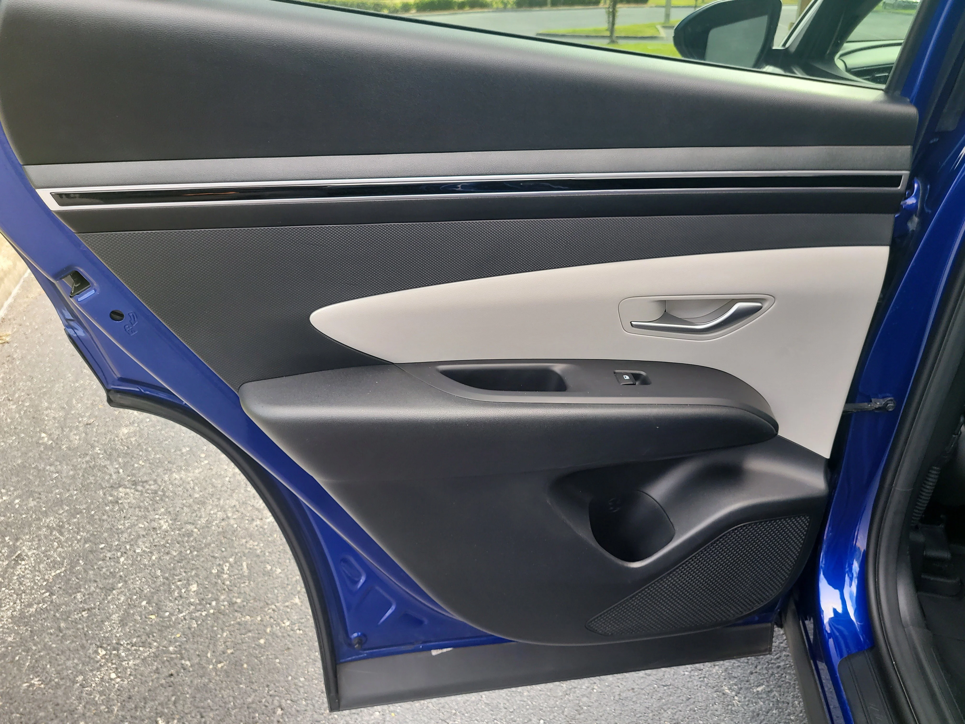 Used 2024 Intense Blue Hyundai SE image 11